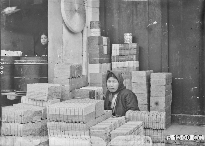 Cửa hàng bán vàng mã ở chợ Đồng Xuân, 1929.