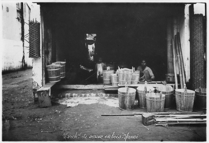Cửa hàng bán xô đựng nước bằng tre.