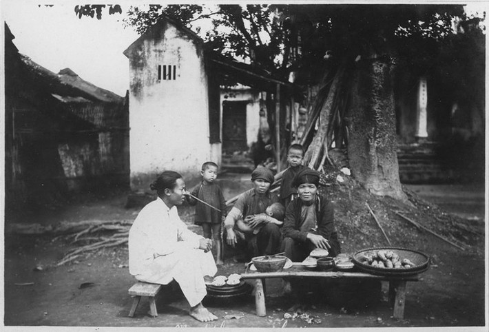 Sạp hàng quà ven đường.