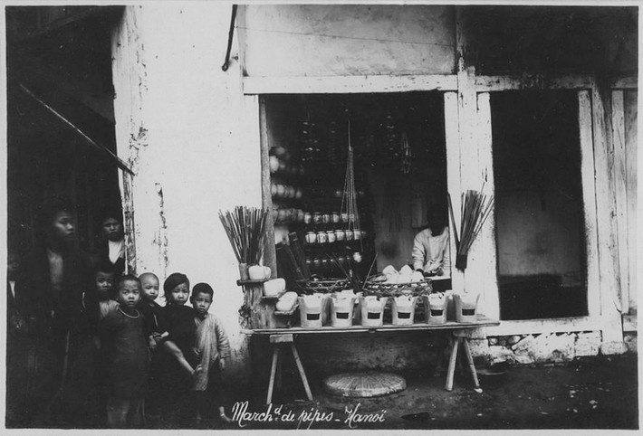 Cửa hàng bán bình thuốc lào và bếp lò.