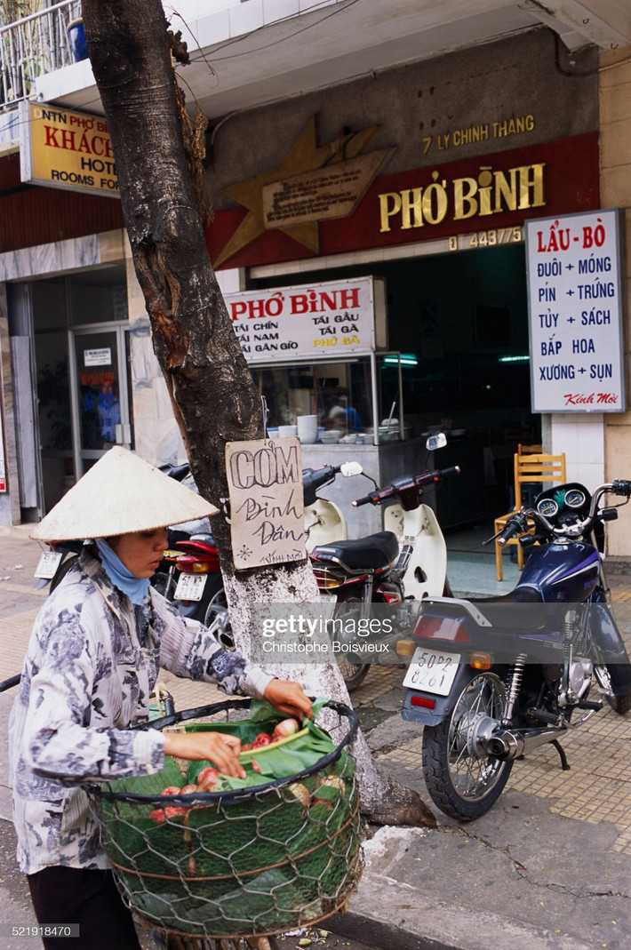Bên ngoài quán phở Bình, số 7 Lý Chính Thắng. Quán phở nổi tiếng này từng là sở chỉ huy bí mật của biệt động Sài Gòn trong chiến dịch Mậu Thân 1968.