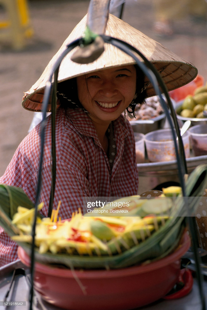 Nụ cười của người phụ nữ bán hoa quả dầm muối ớt.