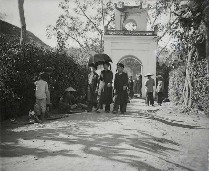 Trên lối vào chùa Đồng Quang.