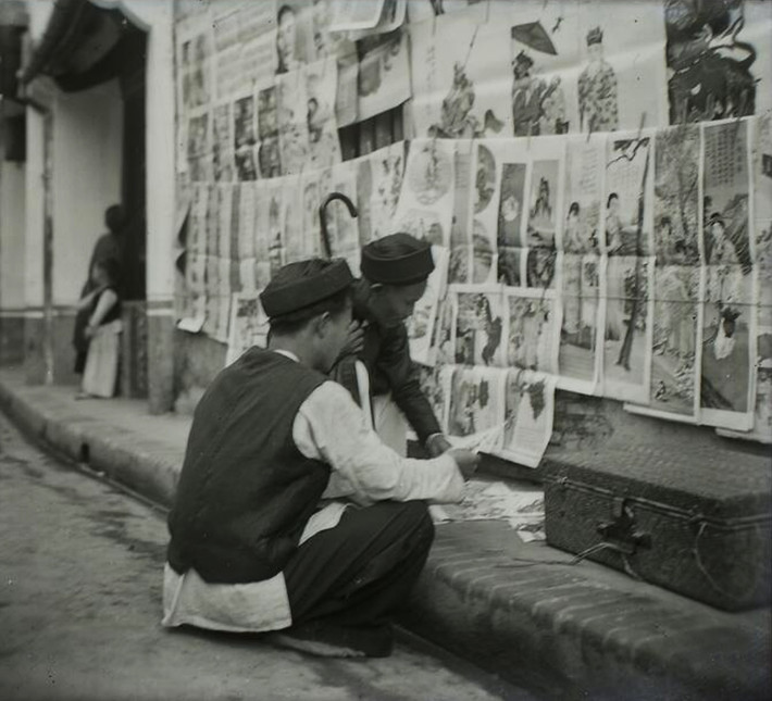 Quầy bán tranh trên đường phố dịp giáp Tết Nguyên Đán Mậu Thìn, Hà Nội năm 1928.
