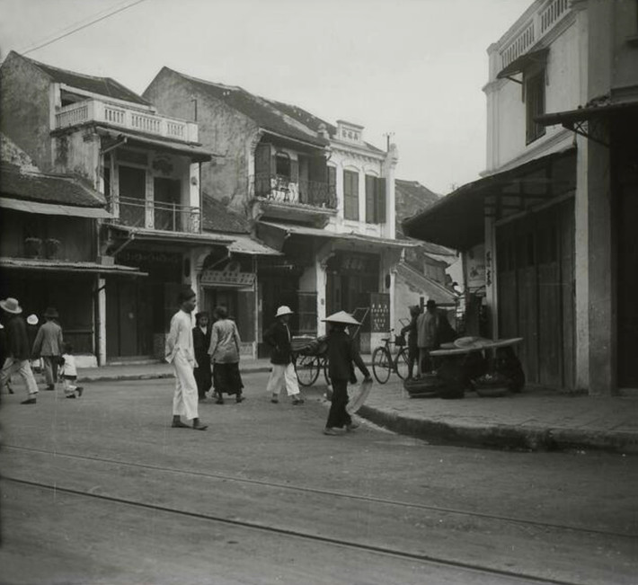 Đầu phố Hàng Buồm, nhìn từ ngã tư Hàng Đường - Hàng Ngang - Hàng Buồm.