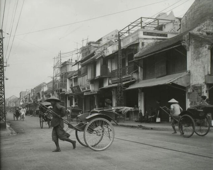 Tuyến phố Hàng Đường - Hàng Ngang nhìn từ ngã tư Hàng Đường - Hàng Ngang - Hàng Buồm, dịp giáp Tết.