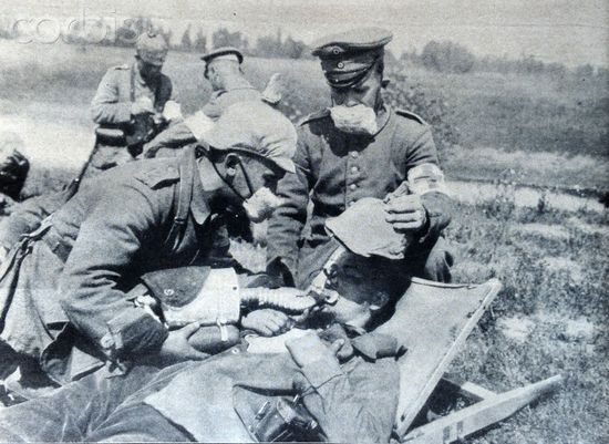 Vào tháng 1/1915, quân Đức đã bắn đạn pháo chứa xylyl bromide, một loại khí độc hơn, vào quân Nga tại Bolimov ở mặt trận phía Đông. Do phần lớn khí gas bị đóng băng do giá lạnh, nhưng hơn 1.000 người phía quân Nga đã bị thiệt mạng do loại vũ khí mới.