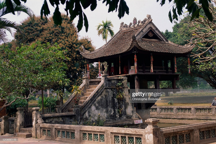 Chùa Một Cột dịp giáp Tết Bính Tý 1996.