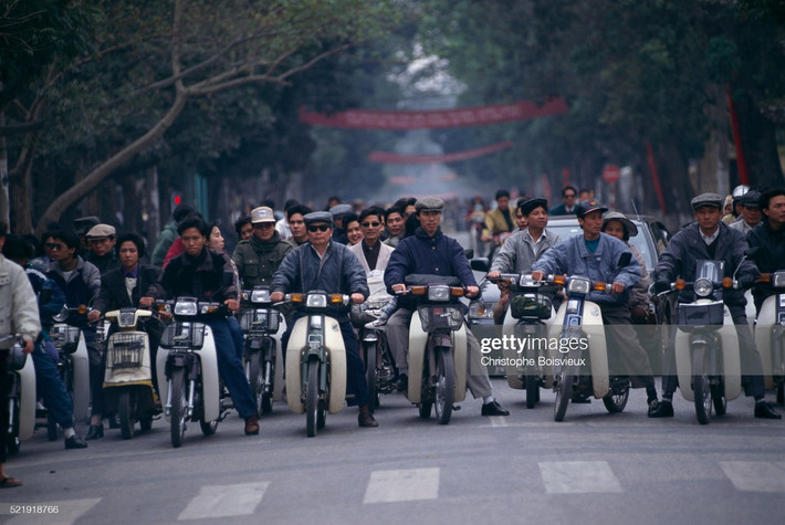 Những người đi xe máy dừng chờ đèn đỏ tại một ngã tư ở Hà Nội năm 1996. Ảnh: Christophe Boisvieux/ Getty Image.