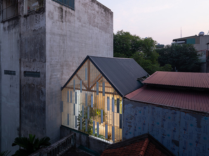 Căn nhà này được xây dựng trên mảnh đất rộng 80m2 nhưng đã bị chia làm đôi. Một nửa là tổ ấm của một gia đình nhỏ, nửa còn lại bị bỏ hoang đã lâu.