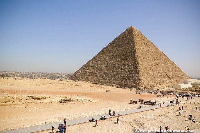 Nằm ở Giza bên ngoài Cairo, những kim tự tháp kỳ vĩ nhất của người Ai Cập cổ đại bắt đầu có những dấu hiệu hư hại nghiêm trọng vào đầu những năm 1980.