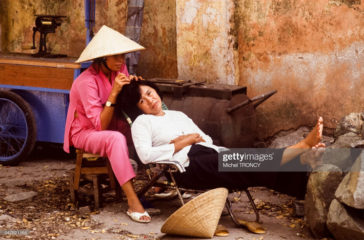 Hai phụ nữ thư giãn trên vỉa hè.
