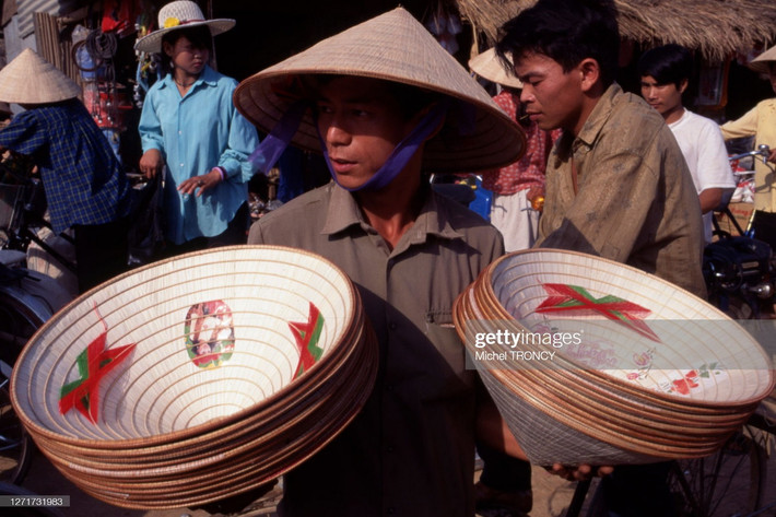 Người đàn ông bán nón ở Điện Biên Phủ, tỉnh Lai Châu (cũ).