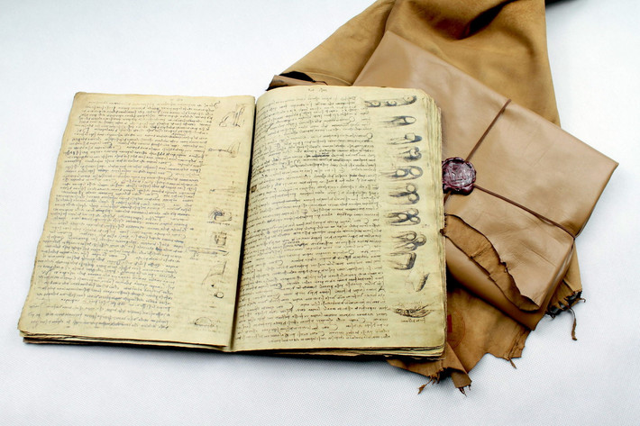 Được viết vào khoảng năm 1508, Leicester Codex là tên gọi của một trong số 30 cuốn sổ mà Leonardo da Vinci dùng để ghi chép trong suốt cuộc đời của ông về nhiều chủ đề khác nhau.