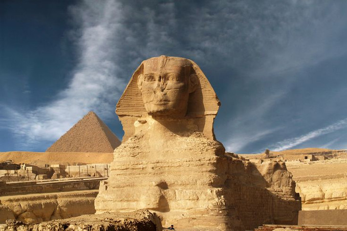 Tượng Nhân sư lớn ở Giza được coi là một biểu tượng của nền văn minh Ai Cập cổ đại. Trong hàng thế kỷ, chủ nhân của gương mặt được tạc trên bức tượng này là một ẩn số thách thức các sử gia.
