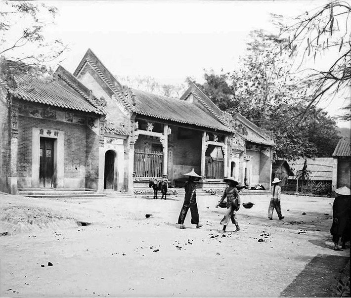 Ngôi chùa ở quảng trường chính của thị trấn Lào Cai năm 1906. Công trình mang phong cách Trung Hoa, được trang trí bằng những bức phù điêu đắp nổi tinh xảo. Ảnh: Edgard Imbert.
