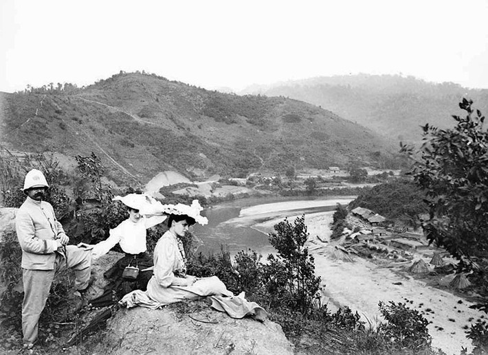 Bà Marthe Imbert, phu nhân của ông Edgard Imbert chụp ảnh cùng vài người bạn ở thung lũng sông Nậm Thi, Lào Cai.