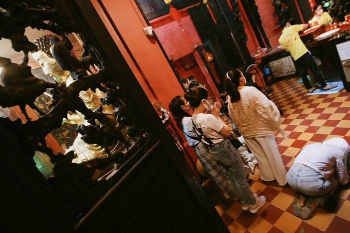 Du khách chỉ được thắp hương tại lư hương phía ngoài, không được mang vào trong, phòng trừ hỏa hoạn. Chánh điện thờ Ngọc Hoàng, Đình Thần Tài, tượng thờ Thánh Mẫu và ông Tơ, bà Nguyệt luôn đông đúc người vái lạy.
