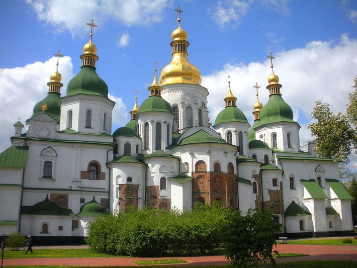 Nằm ở huyện Shevchenkivskyi của thành phố Kiev, nhà thờ Chính tòa Thánh Sophia là một trong những địa danh nổi tiếng nhất của thủ đô đất nước Ukraine.