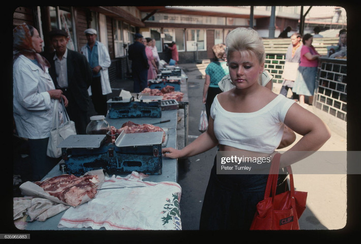 Cô gái tại cửa hàng bán thịt trên đường phố Lvov, Ukraine năm 1991. Ảnh: Peter Turnley/ Corbis/ VCG via Getty Images.