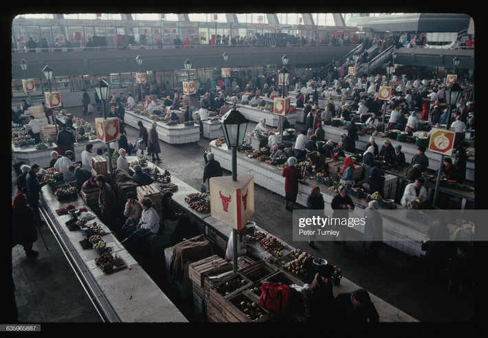 Khung cảnh trong khu chợ trung tâm thành phố Kiev, thủ đô Ukraine năm 1991. Ảnh: Peter Turnley/ Corbis/ VCG via Getty Images.