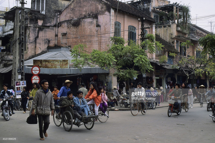 Góc phố Hàng Bạc - Hàng Đào, khu phố cổ Hà Nội năm 1992. Ảnh: Wolfgang Kaehler/ Getty Images.