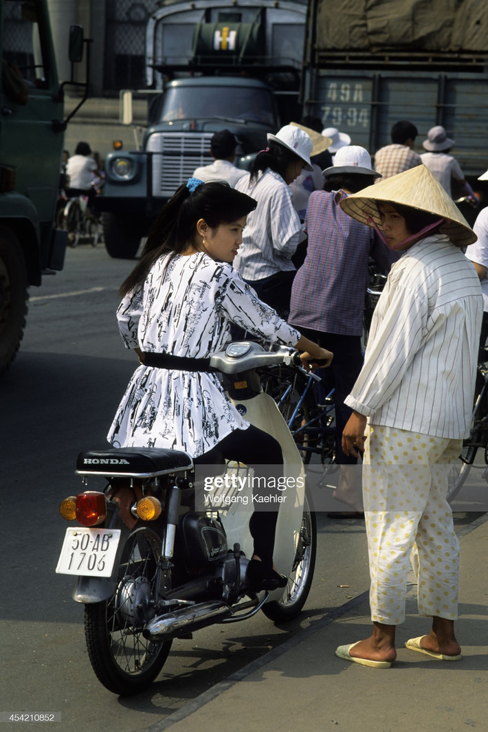 Cô gái Sài Gòn trên xe Honda Cub.