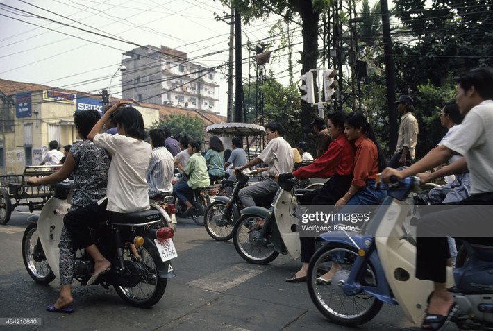 Người dân Sài Gòn dừng chờ đèn đỏ tại một ngã tư. Những chiếc xe máy xuất hiện ở đây là Honda Cub đời 79, 82.