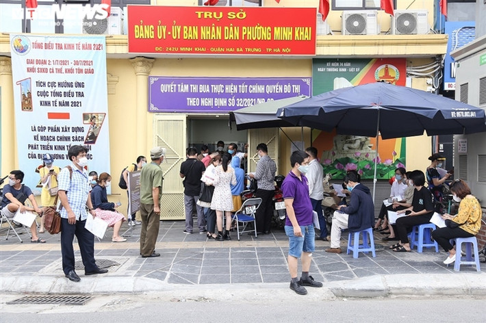 Theo ghi nhận của phóng viên VTC News, đầu giờ chiều 9/8, rất đông người dân đến trụ sở một số UBND phường ở Hà Nội để xin xác nhận các giấy tờ để đủ điều kiện ra đường trong thời gian giãn cách xã hội.