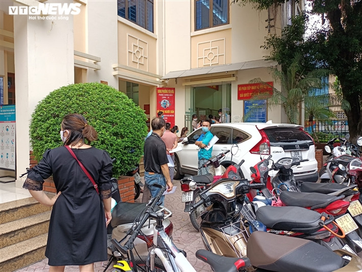 Khu vực phía trong sân của UBND chật kín phương tiện của người dân.