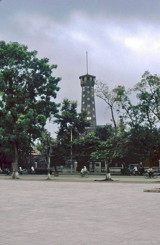 Cột cờ Hà Nội nhìn từ vườn hoa Lê Nin, 1991.