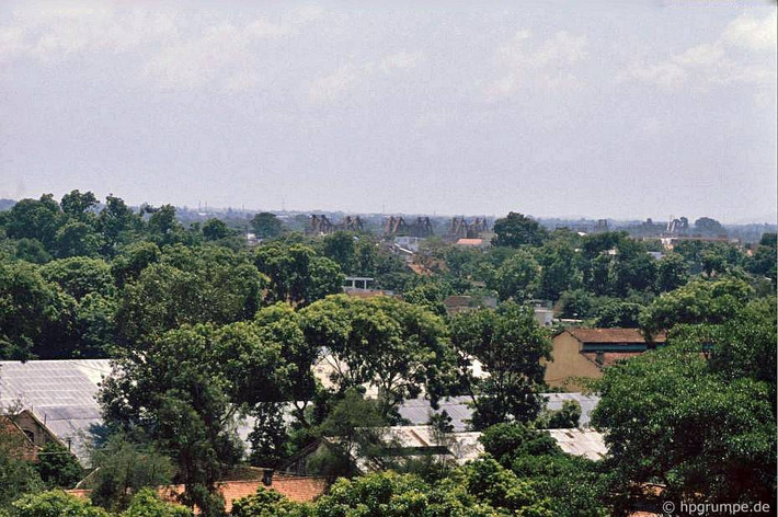 Từ đỉnh cột cờ Hà Nội nhìn ra cầu Long Biên, 1993.