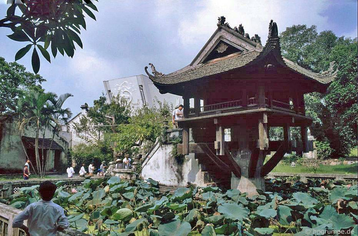 Chùa Một Cột, ngôi chùa biểu tượng của Hà Nội nằm bên quảng trường Ba Đình.