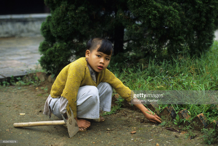 Chú tiểu ở chùa Thiên Mụ.