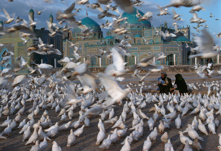 Khoảnh khắc bình yên ở thánh đường Xanh, Mazar i Sharif, 1991.