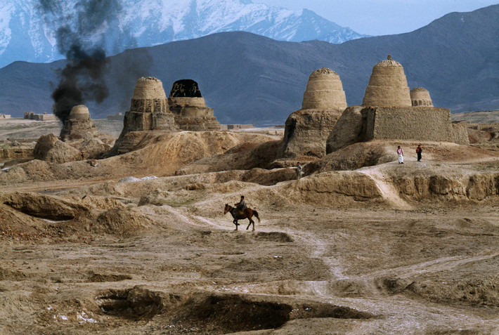 Người đàn ông cưỡi ngựa gần những lò gạch ở Kabul, 1992.