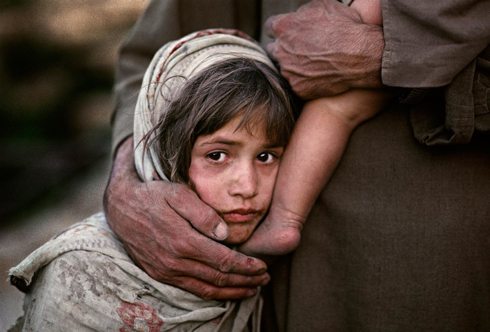 Bé gái cùng cha và em di tản chiến tranh gần Faisabad, Afghanistan năm 1990.