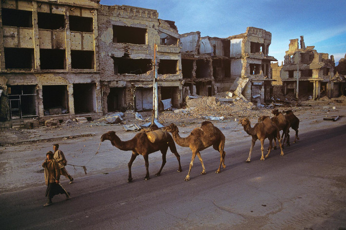 Khung cảnh hoang tàn ở đại lộ Jadi Maiwaman, trục đường chính của thành phố Kabul, 1995.