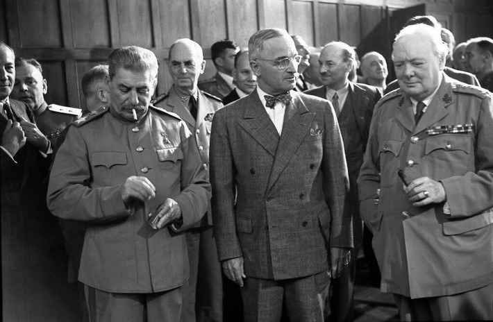 Ngày 25/7, sau khi Stalin đã cam kết cùng Mỹ tham gia cuộc chiến chống Nhật ở Thái Bình Dương, Truman mới bình thản nói với nhà lãnh đạo Liên Xô rằng Mỹ đang sở hữu một vũ khí mới có sức hủy diệt khác thường.