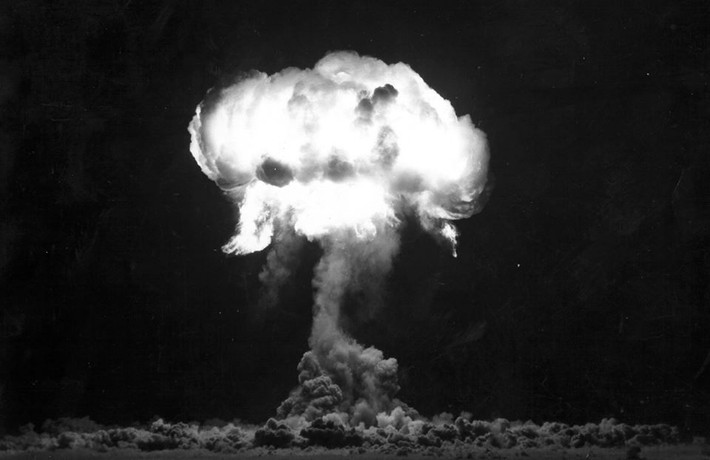 Ngày 16/7/1945, Mỹ đã thử nghiệm thành công quả bom nguyên tử đầu tiên trên thế giới ở gần Alamogordo, New Mexico. Sự kiện này đã mở ra kỷ nguyên vũ khí hạt nhân trong lịch sử quân sự thế giới.
