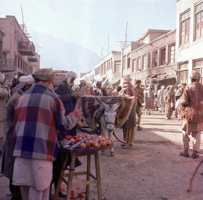 Khung cảnh nhộn nhịp trên đường phố ở thủ đô Afghanistan, thành phố Kabul thập niên 1960. Ảnh: Henry S. Bradsher & Henry Burroughs / Associated Press.