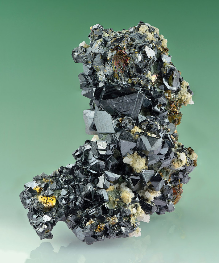 Sphalerite là sunfua kẽm có hàm lượng sắt không cố định. Đây là một trong những quặng chứa kẽm được khai thác nhiều nhất.