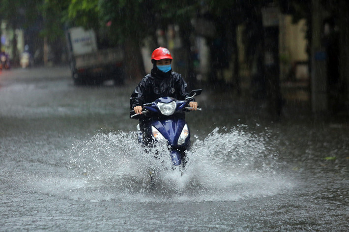 Hình ảnh ngập úng trên phố Vương Thừa Vũ