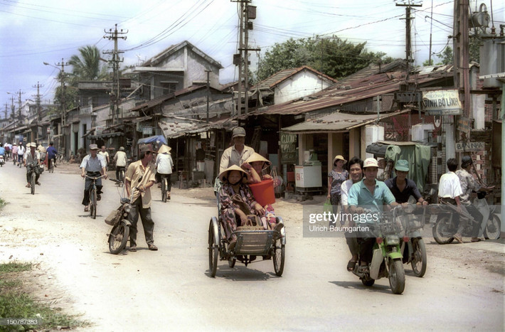 Khung cảnh trên đường ven sông Hàn, gần cảng Đà Nẵng, thành phố Đà Nẵng năm 1994. Ảnh: Ulrich Baumgarten/ Getty Images.