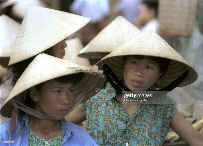Những người phụ nữ tại khu chợ ở Huế.
