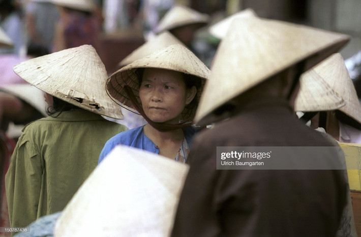 Những người phụ nữ tại khu chợ ở Huế.