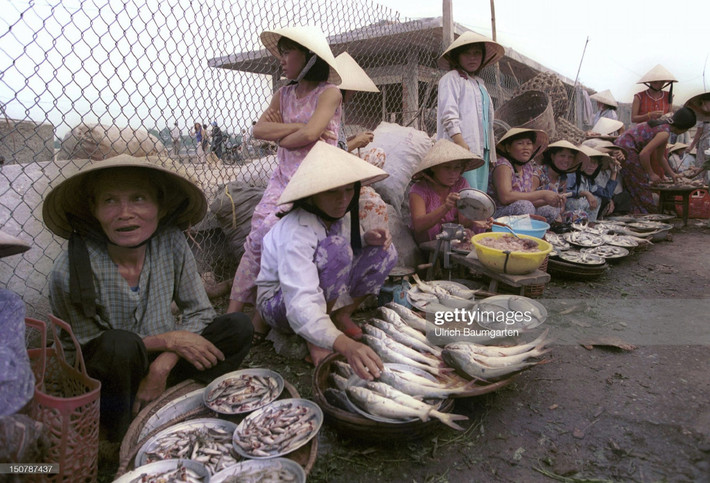 Những người bán cá tại một chợ dân sinh ở Cố đô Huế.