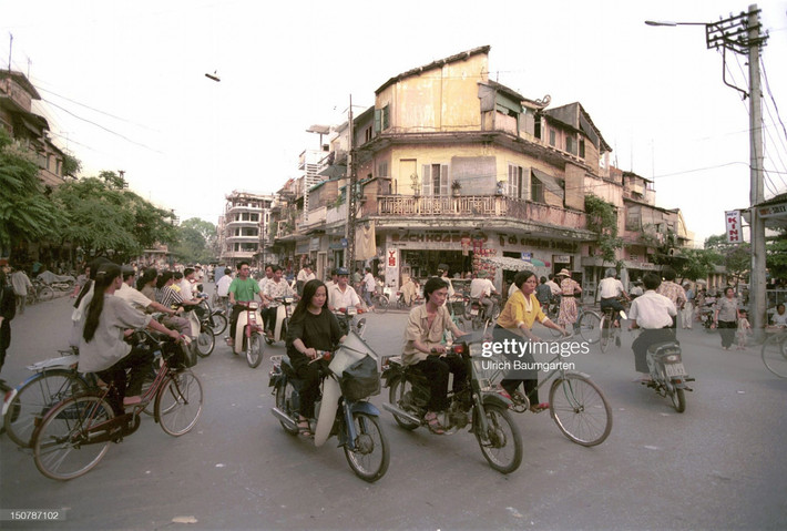 Góc phố Hàng Gai - Lương Văn Can, gần bờ hồ Hoàn Kiếm. Phía xa là tòa nhà Hàm cá mập đang được xây dựng.
