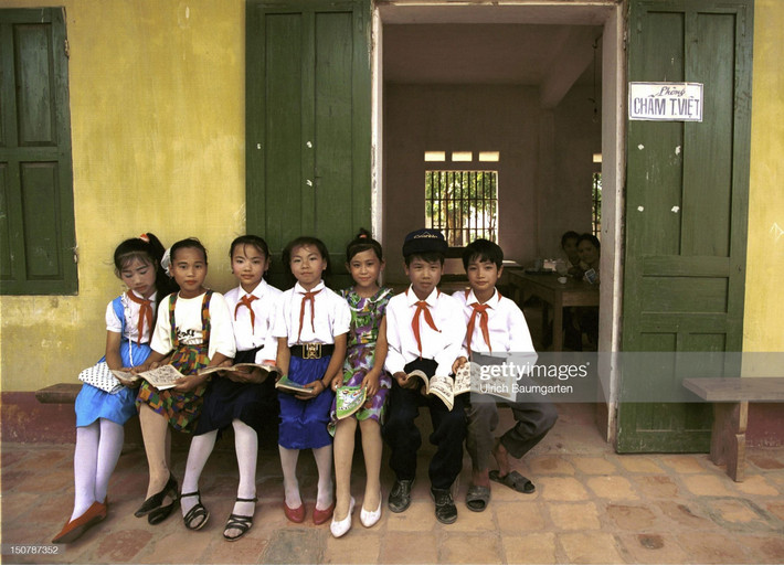 Các học sinh tiểu học tại làng Mễ Sở, Thường Tín, Hà Tây, nay thuộc Hà Nội.