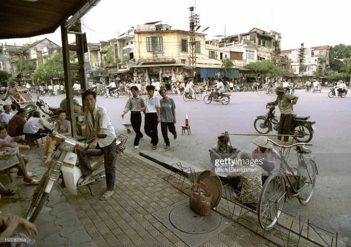 Góc phố Hàng Đào - Cầu Gỗ ở khu vực ngã năm Bờ hồ, Hà Nội năm 1994. Ảnh: Ulrich Baumgarten/ Getty Images.